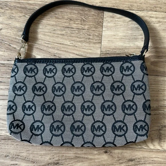 Michael kors wristlet - Picture 7 of 9